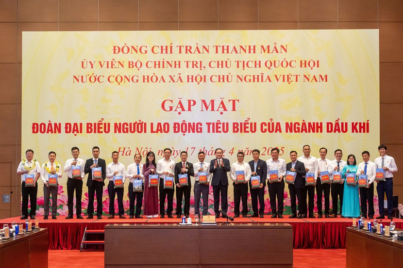 Chủ tịch Quốc hội Trần Thanh Mẫn trao quà cho đại diện người lao động tiêu biểu của Petrovietnam