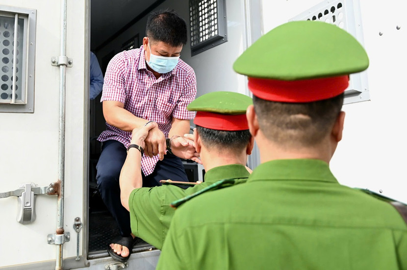 Từ sáng sớm, các bị cáo trong vụ án đã được lực lượng Cảnh sát dẫn giải tới tòa