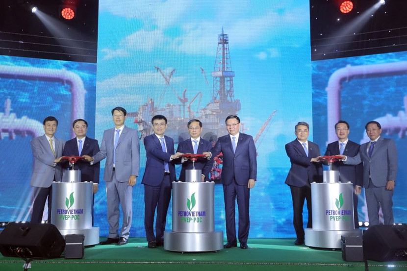 Lãnh đạo Chính phủ, Petrovietnam, PVEP, PVEP POC thực hiện nghi thức đón dòng dầu thương mại đầu tiên từ dự án phát triển mỏ Đại Hùng giai đoạn 3 Lãnh đạo Chính phủ, Petrovietnam, PVEP, PVEP POC thực hiện nghi thức đón dòng dầu thương mại đầu tiên từ dự án phát triển mỏ Đại Hùng giai đoạn 3