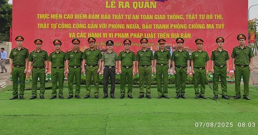 Chỉ huy cùng cán bộ chủ chốt của Công an xã Phù Đổng tại Lễ ra quân thực hiện Cao điểm đảm bảo trật tự an toàn giao thông và đấu tranh, phòng ngừa các hành vi vi phạm pháp luật.