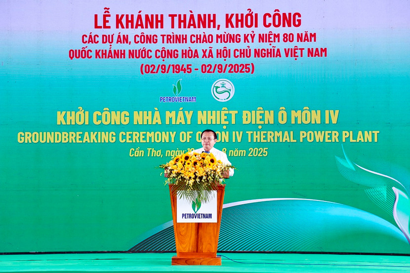 Đồng chí Lê Tấn Cận, Thứ trưởng Bộ Tài Chính đề nghị Petrovietnam, Liên danh Nhà thầu EPC tập trung tối đa các nguồn lực để triển khai ngay, đồng bộ các công việc quan trọng của Dự án, đảm bảo hoàn thành Dự án đúng cam kết về chất lượng, an toàn và tiến độ. Đồng chí Lê Tấn Cận, Thứ trưởng Bộ Tài Chính đề nghị Petrovietnam, Liên danh Nhà thầu EPC tập trung tối đa các nguồn lực để triển khai ngay, đồng bộ các công việc quan trọng của Dự án, đảm bảo hoàn thành Dự án đúng cam kết về chất lượng, an toàn và tiến độ.