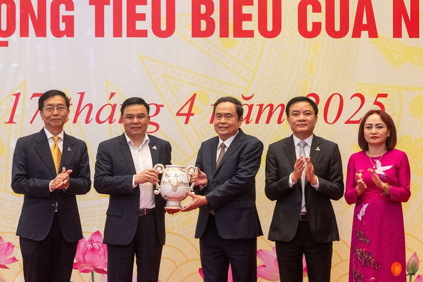 Lãnh đạo Tập đoàn trao quà lưu niệm thay lời cảm ơn đến Chủ tịch Quốc hội Trần Thanh Mẫn