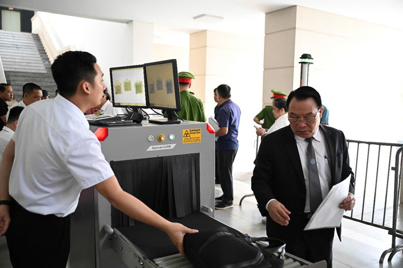 Người tham gia tố tụng thực hiện thủ tục trước khi vào phiên xử