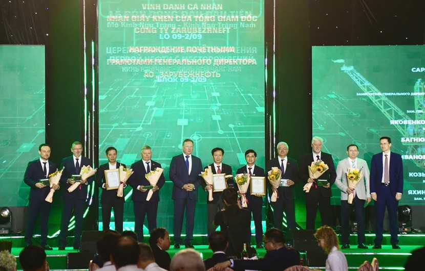 Tại buổi lễ, lãnh đạo Petrovietnam, Vietsovpetro và Zarubezhneft đã trao giấy khen cho 24 tập thể và 9 cá nhân có nhiều đóng góp trong quá trình triển khai dự án. Tại buổi lễ, lãnh đạo Petrovietnam, Vietsovpetro và Zarubezhneft đã trao giấy khen cho 24 tập thể và 9 cá nhân có nhiều đóng góp trong quá trình triển khai dự án.