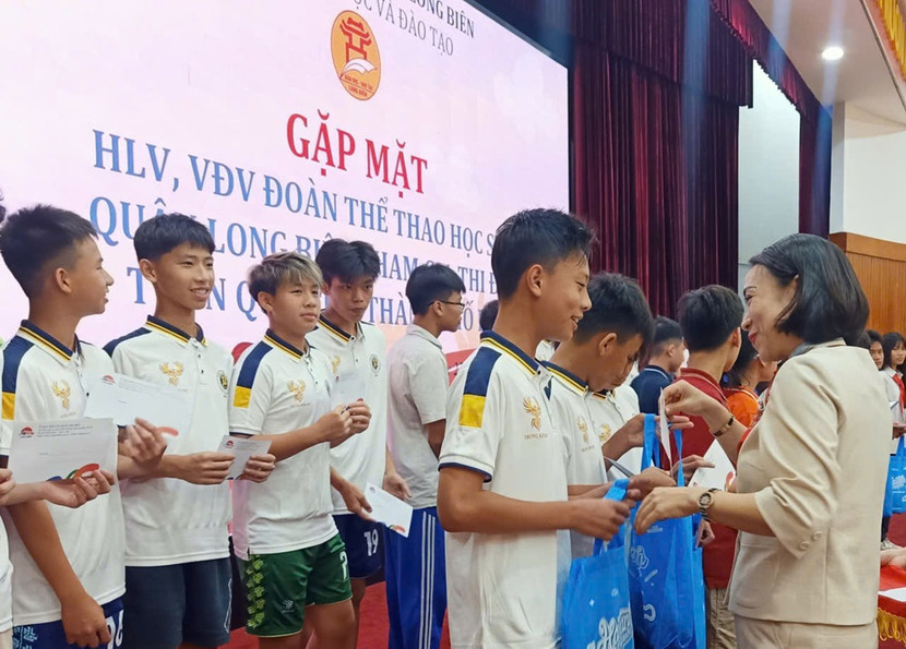 Phó Chủ tịch UBND quận Long Biên - Nguyễn Thị Thanh Hằng tặng quà và động viên, khích lệ các vận động trước khi lên đường vào Huế