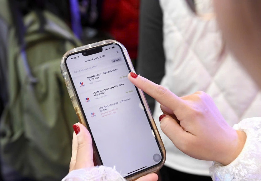 Khách hàng được giới thiệu, hướng dẫn sử dụng các dịch vụ trên app ngân hàng và ví VNPAY.