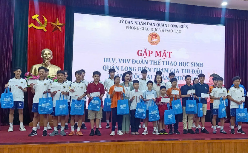 Gần 30 học sinh của quận Long Biên vinh dự được lãnh đạo quận gặp mặt khích lệ, động viên