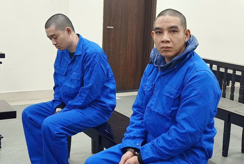 Nguyễn Hải An (bên trái) và đồng phạm bị đưa ra xét xử tại tòa