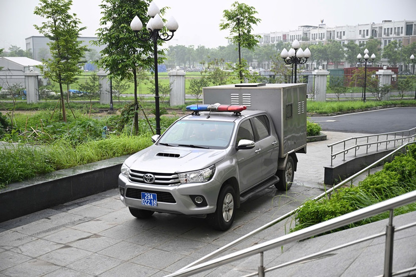 Xe "đặc chủng" chở cựu Phó Vụ trưởng Nguyễn Lộc An tới Tòa