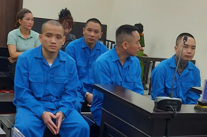 Nguyễn Đình Tỵ (ở giữa, hàng trên) và các bị cáo liên quan Nguyễn Đình Tỵ (ở giữa, hàng trên) và các bị cáo liên quan