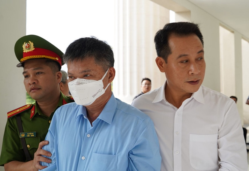 Bị cáo Phạm Hoàng Anh (áo trắng) - cựu Phó Bí thư Tỉnh ủy tỉnh Vĩnh Phúc Bị cáo Phạm Hoàng Anh (áo trắng) - cựu Phó Bí thư Tỉnh ủy tỉnh Vĩnh Phúc