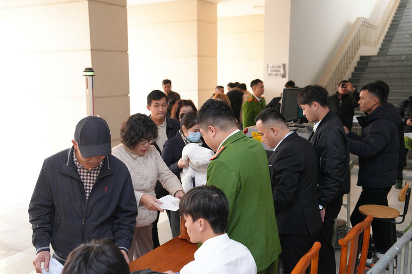 Những người tham gia tố tụng "điểm danh", xuất trình giấy triệu tập để vào phiên tòa. Những người tham gia tố tụng "điểm danh", xuất trình giấy triệu tập để vào phiên tòa.