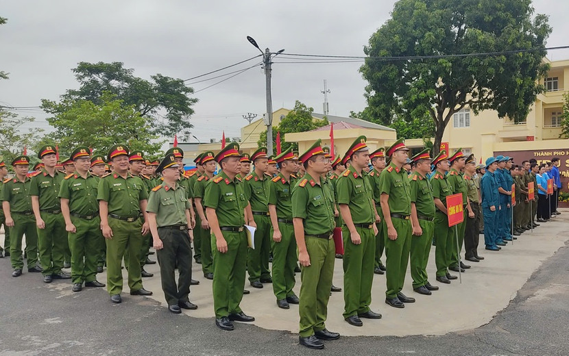 Các lực lượng nòng cốt của xã Phù Đổng (Hà Nội) trong đợt Cao điểm đảm bảo trật tự an toàn gia thông, trật tự đô thị, trật tự công cộng gắn với phòng ngừa, đấu tranh phòng, chống ma túy và các hành vi vi phạm pháp luật trên địa bàn.