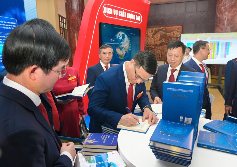 TS. Lê Mạnh Hùng ký tặng sách “Quản trị biến động và khủng hoảng” cho các đại biểu