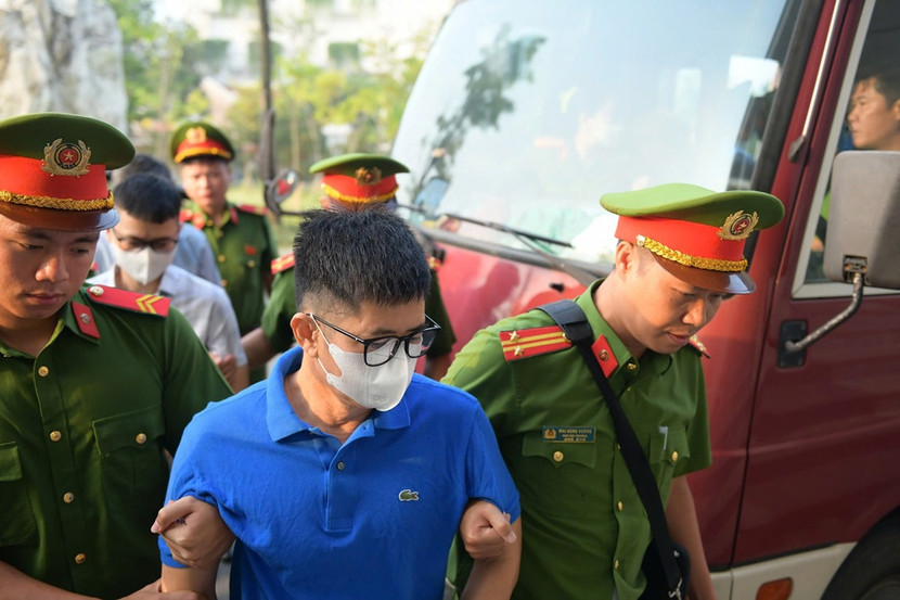 Bị cáo Nguyễn Duy Hưng - Chủ tịch Tập đoàn Thuận An bị dẫn giải tới tòa. Bị cáo Nguyễn Duy Hưng - Chủ tịch Tập đoàn Thuận An bị dẫn giải tới tòa.