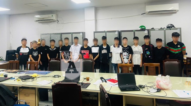 Lực lượng Công an TP Hà Nội liên tục bắt giữ và xử lý những nhóm "báo thủ" trên đường phố. Lực lượng Công an TP Hà Nội liên tục bắt giữ và xử lý những nhóm "báo thủ" trên đường phố.