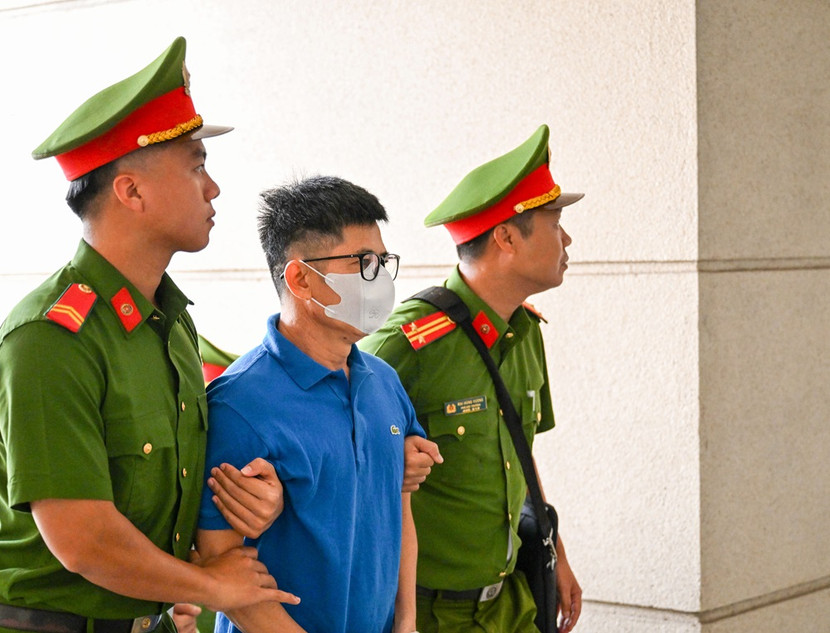 Bị cáo Nguyễn Duy Hưng - Chủ tịch Tập đoàn Thuận An bị dẫn giải tới tòa.