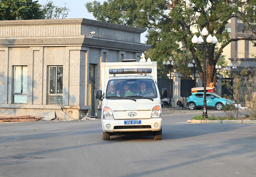 Xe ô tô "đặc chủng" chở các bị cáo tới tòa. Xe ô tô "đặc chủng" chở các bị cáo tới tòa.