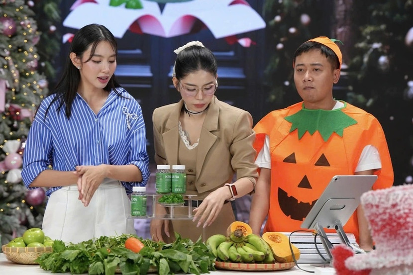 Hoa hậu Nguyễn Thúc Thùy Tiên (ngoài cùng, bên trái) và đồng phạm trong một buổi bán hàng trực tuyến.