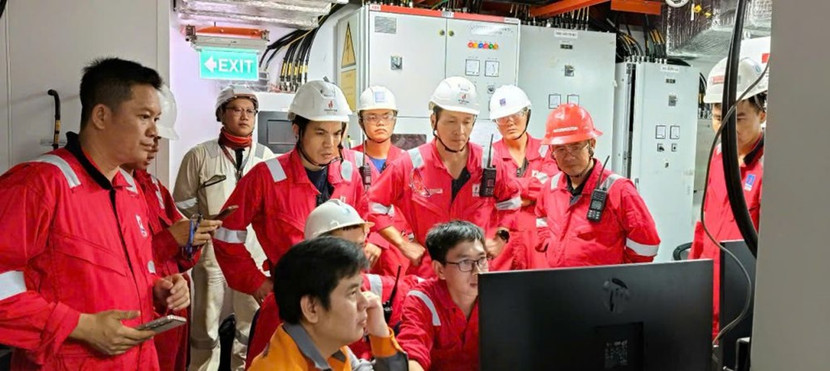 Người lao động tại Phòng điều khiển chờ đón dòng dầu thương mại đầu tiên Người lao động tại Phòng điều khiển chờ đón dòng dầu thương mại đầu tiên