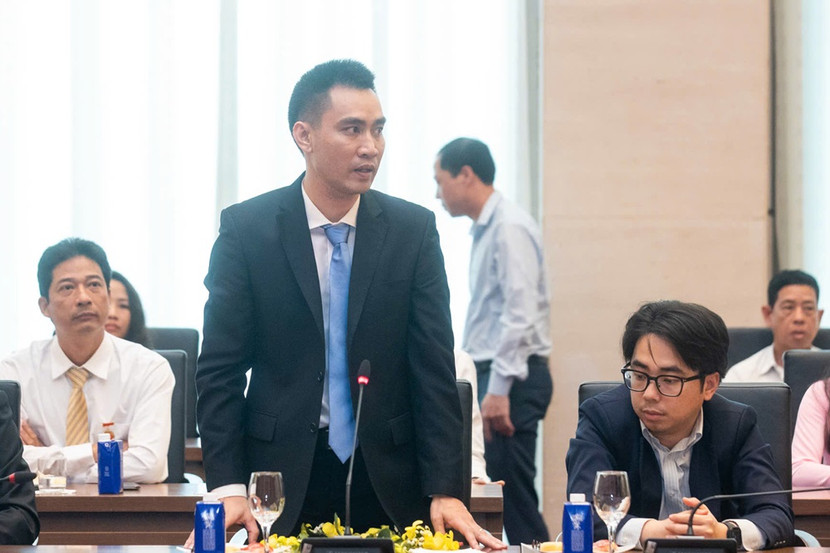 Ông Nguyễn Hoàng Đức đến từ dự án Bir Seba (Algeria) của Tổng Công ty Thăm dò Khai thác Dầu khí (PVEP) chia sẻ và kiến nghị với Chủ tịch Quốc hội