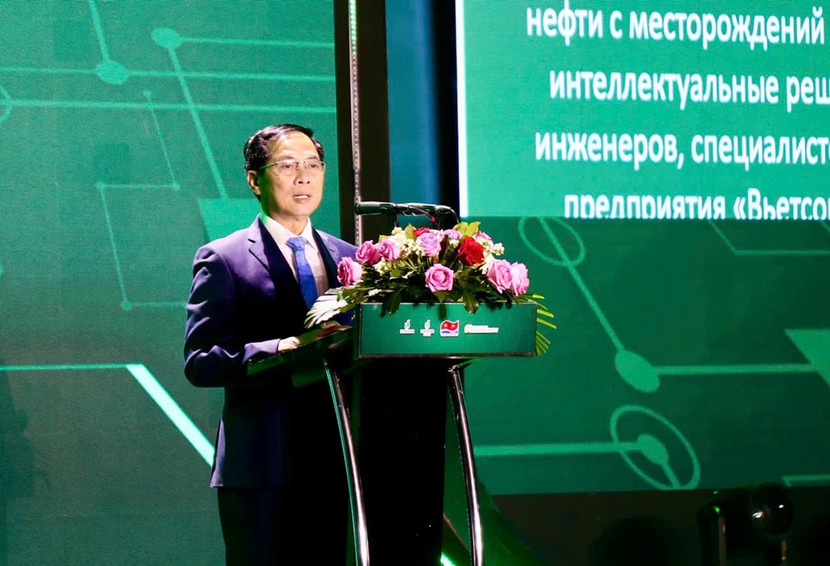 Thay mặt Chính phủ, Phó Thủ tướng Bùi Thanh Sơn nhiệt liệt chúc mừng Petrovietnam, các nhà thầu – nhất là Vietsovpetro, PVEP, Zarubezhneft – cùng tập thể cán bộ, kỹ sư, công nhân Việt Nam và Liên bang Nga đã nỗ lực đưa dự án về đích đúng tiến độ, an toàn, hiệu quả. Thay mặt Chính phủ, Phó Thủ tướng Bùi Thanh Sơn nhiệt liệt chúc mừng Petrovietnam, các nhà thầu – nhất là Vietsovpetro, PVEP, Zarubezhneft – cùng tập thể cán bộ, kỹ sư, công nhân Việt Nam và Liên bang Nga đã nỗ lực đưa dự án về đích đúng tiến độ, an toàn, hiệu quả.