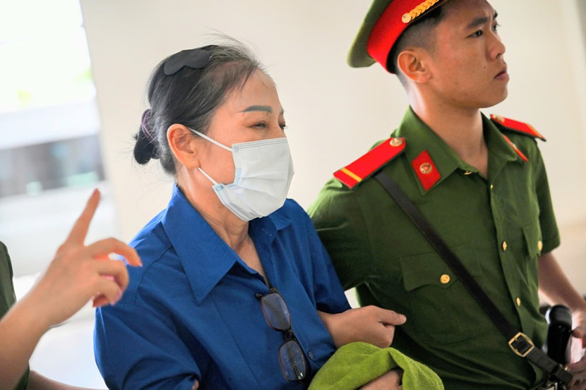 Bị cáo Hoàng Thị Thuý Lan bị dẫn giải ra toà