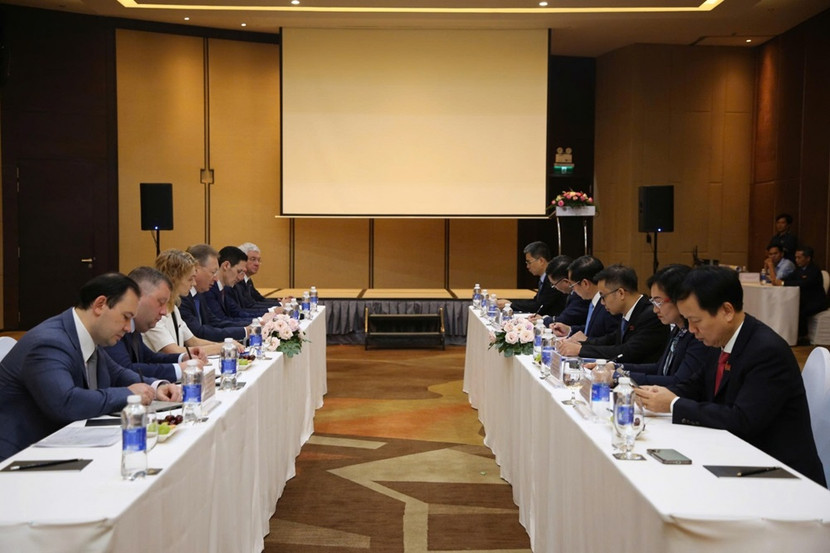 Buổi làm việc của Phó Thủ tướng Bùi Thanh Sơn và Tổng Giám đốc Tập đoàn Zarubezhneft Sergei Kudryashov. Buổi làm việc của Phó Thủ tướng Bùi Thanh Sơn và Tổng Giám đốc Tập đoàn Zarubezhneft Sergei Kudryashov.