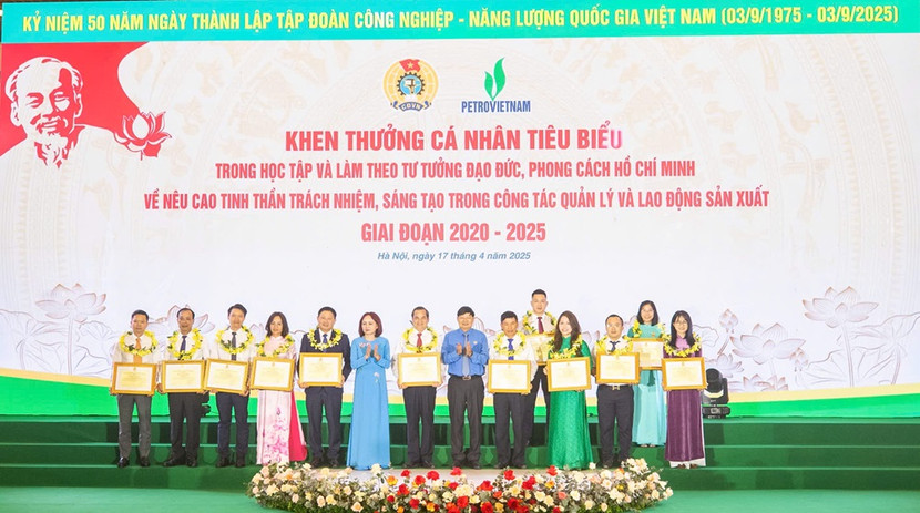 Tuyên dương khen thưởng các cá nhân tiêu biểu trong học tập và làm theo tư tưởng, đạo đức, phong cách Hồ Chí Minh Tuyên dương khen thưởng các cá nhân tiêu biểu trong học tập và làm theo tư tưởng, đạo đức, phong cách Hồ Chí Minh