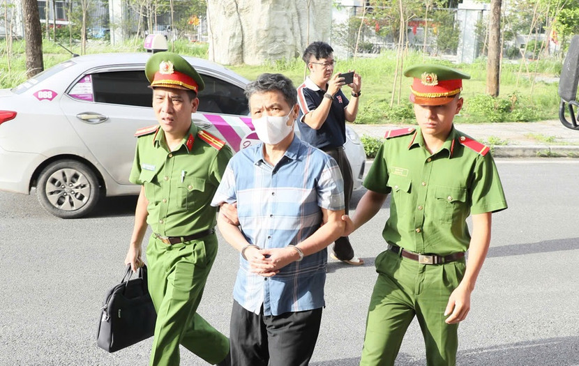 Bị cáo trong vụ án bị dẫn giải tới phiên tòa