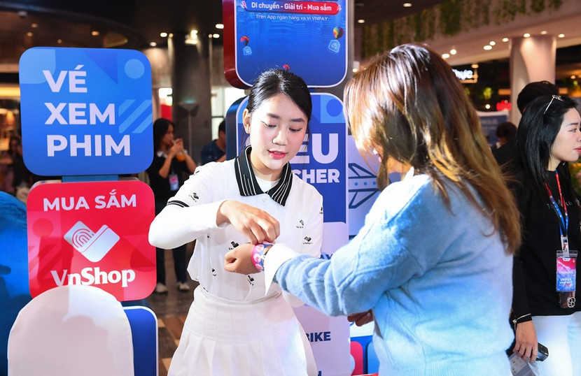 Khu vực minigame thu hút đông đảo khách hàng tham gia thử thách.