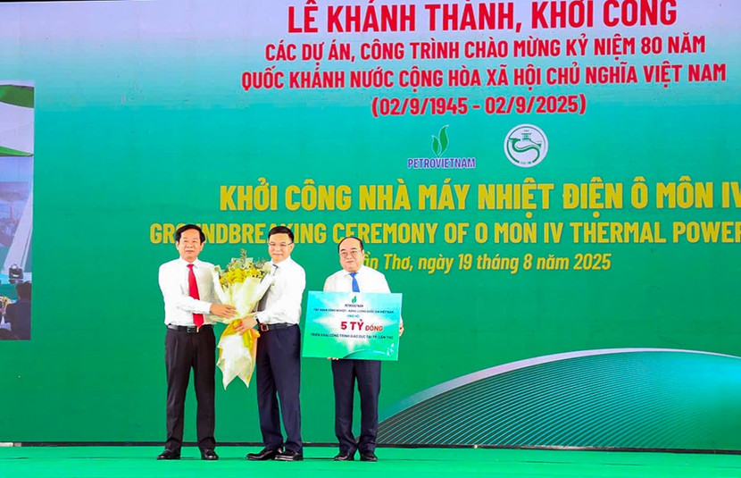 Đồng chí Lê Mạnh Hùng – Bí thư Đảng ủy, Chủ tịch HĐTV Petrovietnam, trao biển tượng trưng 5 tỷ đồng an sinh xã hội hỗ trợ Thành phố Cần Thơ với mong muốn tiếp thêm khát vọng, nuôi dưỡng đam mê học tập, để các em học sinh vững bước trên con đường chinh phục tri thức. Đồng chí Lê Mạnh Hùng – Bí thư Đảng ủy, Chủ tịch HĐTV Petrovietnam, trao biển tượng trưng 5 tỷ đồng an sinh xã hội hỗ trợ Thành phố Cần Thơ với mong muốn tiếp thêm khát vọng, nuôi dưỡng đam mê học tập, để các em học sinh vững bước trên con đường chinh phục tri thức.