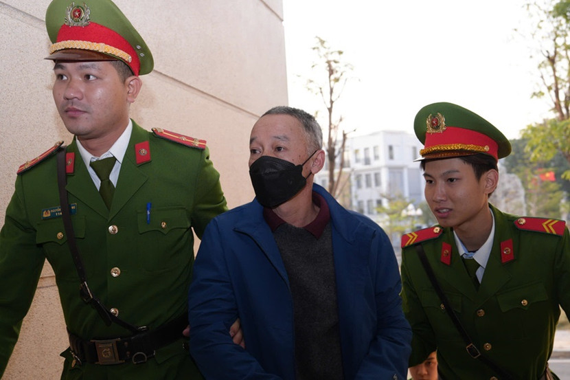 Cựu Chủ tịch UBND tỉnh Lâm Đồng - Trần Văn Hiệp bị dẫn giải tới tòa. Cựu Chủ tịch UBND tỉnh Lâm Đồng - Trần Văn Hiệp bị dẫn giải tới tòa.