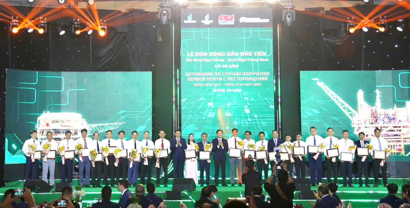 Tại buổi lễ, lãnh đạo Petrovietnam, Vietsovpetro và Zarubezhneft đã trao giấy khen cho 24 tập thể và 9 cá nhân có nhiều đóng góp trong quá trình triển khai dự án. Tại buổi lễ, lãnh đạo Petrovietnam, Vietsovpetro và Zarubezhneft đã trao giấy khen cho 24 tập thể và 9 cá nhân có nhiều đóng góp trong quá trình triển khai dự án.