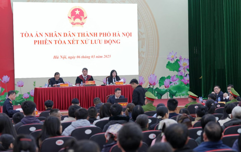 Phiên tòa xét xử nhóm đối tượng "thổi giá" tại phiên đấu giá đất ở Sóc Sơn do Thẩm phán Trần Nam Hà làm chủ tọa Phiên tòa xét xử nhóm đối tượng "thổi giá" tại phiên đấu giá đất ở Sóc Sơn do Thẩm phán Trần Nam Hà làm chủ tọa