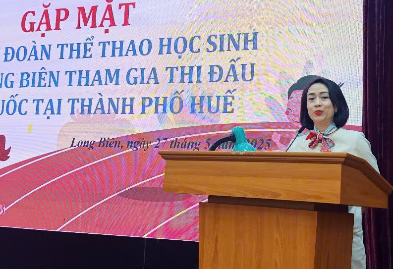 Phó Chủ tịch UBND quận Long Biên - bà Nguyễn Thị Thanh Hằng phát biểu tại Buổi gặp mặt
