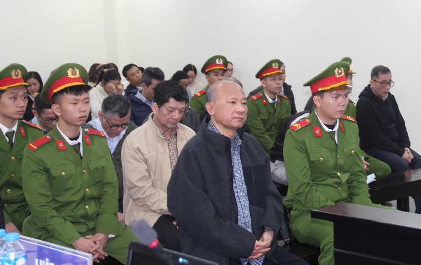 Cựu Chủ tịch UBND tỉnh Bình Thuận và đồng phạm tại phiên tòa.