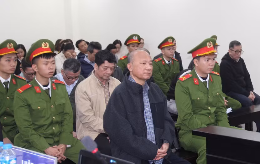 Cựu Chủ tịch UBND tỉnh Bình Thuận và đồng phạm tại phiên tòa.