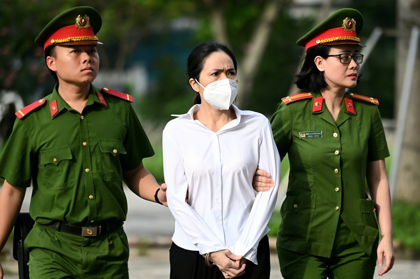 Dẫn giải bị cáo nữ đến toà...