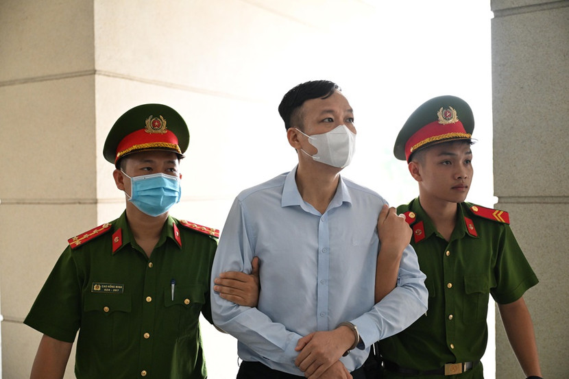 Lực lượng Cảnh sát hỗ trợ tư pháp dẫn giải bị cáo trong vụ án tới phiên tòa... Lực lượng Cảnh sát hỗ trợ tư pháp dẫn giải bị cáo trong vụ án tới phiên tòa...