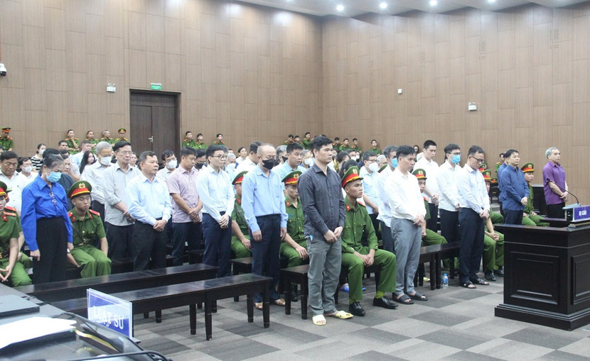 Các bị cáo trong vụ án bị đưa ra xét xử tại phiên tòa Các bị cáo trong vụ án bị đưa ra xét xử tại phiên tòa