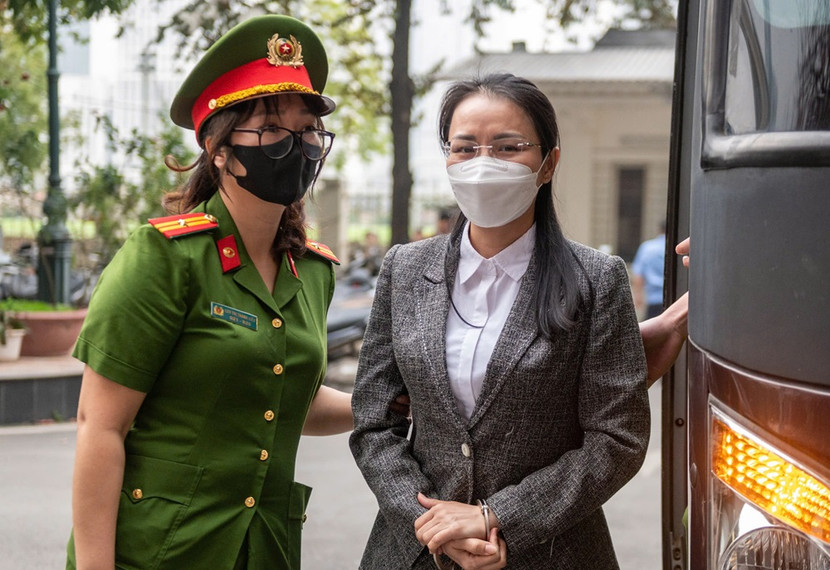 Nữ bị cáo trong vụ án bị dẫn giải tới phiên tòa phúc thẩm