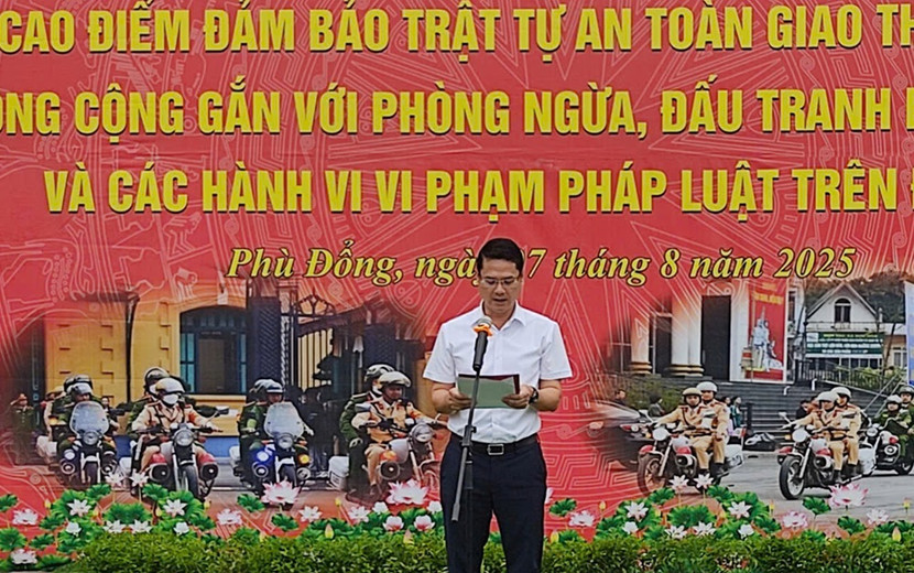 Ông Đào Đức Minh, Chủ tịch UBND xã Phù Đổng phát động Cao điểm đảm bảo trật tự an toàn giao thông và đấu tranh phòng, ngừa các hành vi vi phạm pháp luật trên địa bàn.