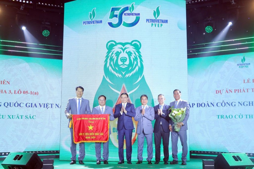 Chủ tịch HĐTV Petrovietnam Lê Mạnh Hùng tặng thưởng Đơn vị tiêu biểu xuất sắc cho PVEP POC Chủ tịch HĐTV Petrovietnam Lê Mạnh Hùng tặng thưởng Đơn vị tiêu biểu xuất sắc cho PVEP POC