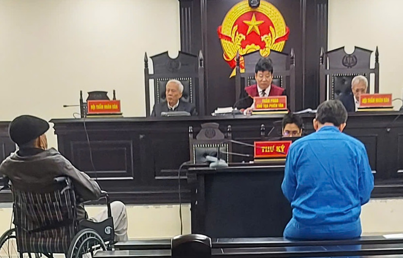 Hai bị cáo bị đưa ra xét xử tại phiên tòa