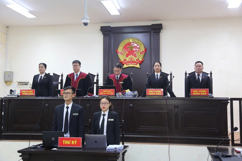 Hội đồng xét xử vụ án gồm 5 thành viên và 2 thư ký ghi chép diễn biến phiên tòa.