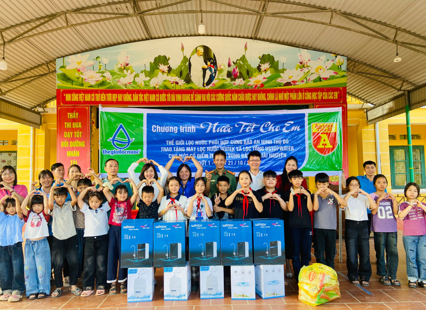 Đại diện Báo An ninh Thủ đô và Thế giới lọc nước tận tay trao tặng máy lọc nước cho 2 điểm của Trường tiểu học Cây Thị trong niềm xúc động.