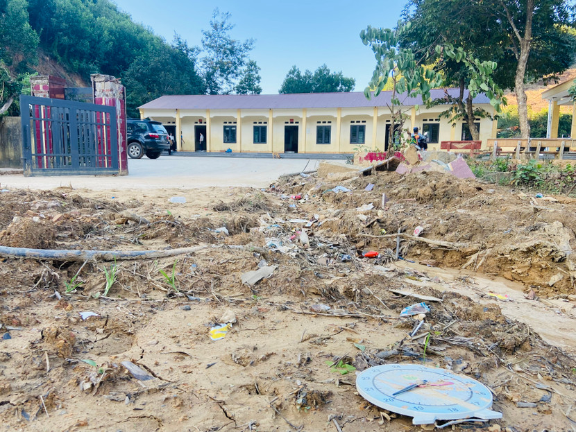 Sau bão, điểm trường Khe Cạn, Trường tiểu học Cây Thị không còn cổng trường, tường bao...