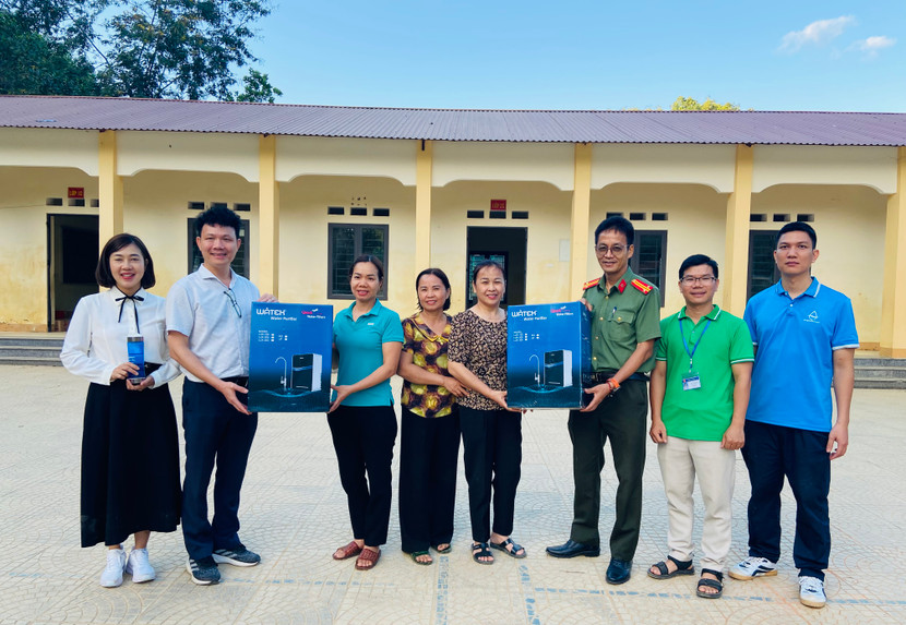 Những chiếc máy lọc nước được trao tặng giúp cô trò điểm trường Khe Cạn có nguồn nước đảm bảo cho việc dạy và học