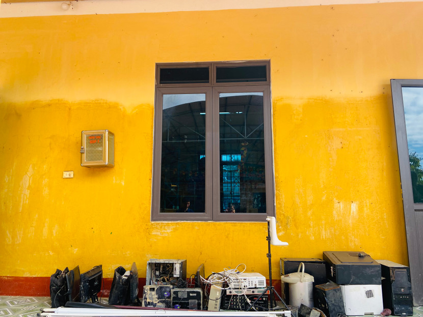 Toàn bộ trang thiết bị nhà trường đều bị ngập, hư hỏng. Dấu vết nước ngập hơn 2m vẫn còn lưu lại trên tường khó có thể phai.